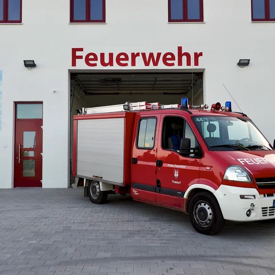 Gerätehaus mit Auto.jpg